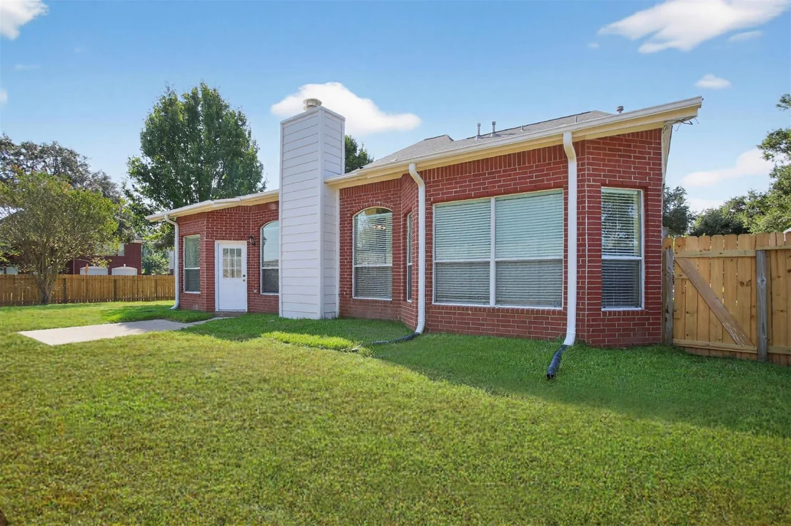 Photo of 18418 Lakeview Circle
