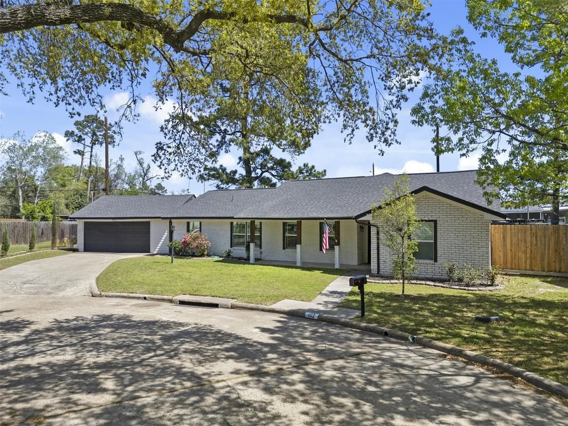 Photo of 102 Enchanted Oaks Court