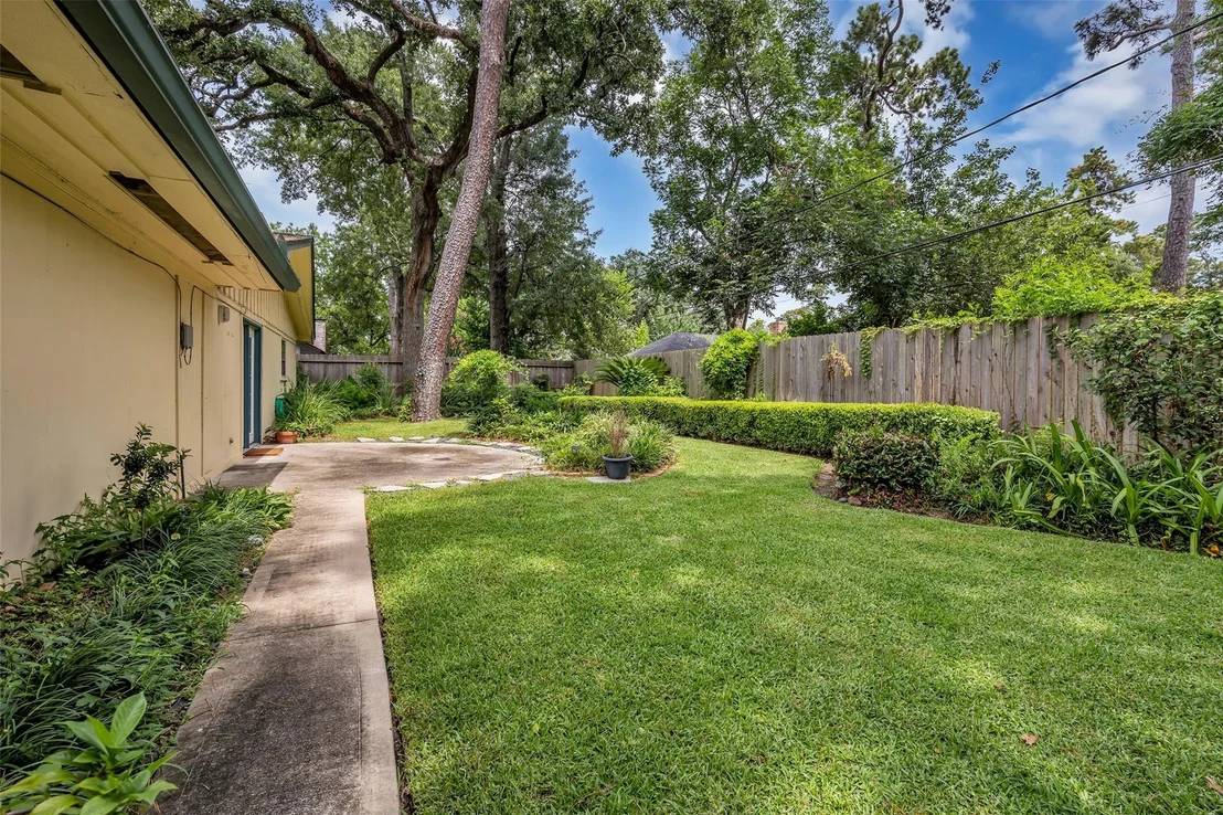Photo of 10127 Hazelhurst Drive