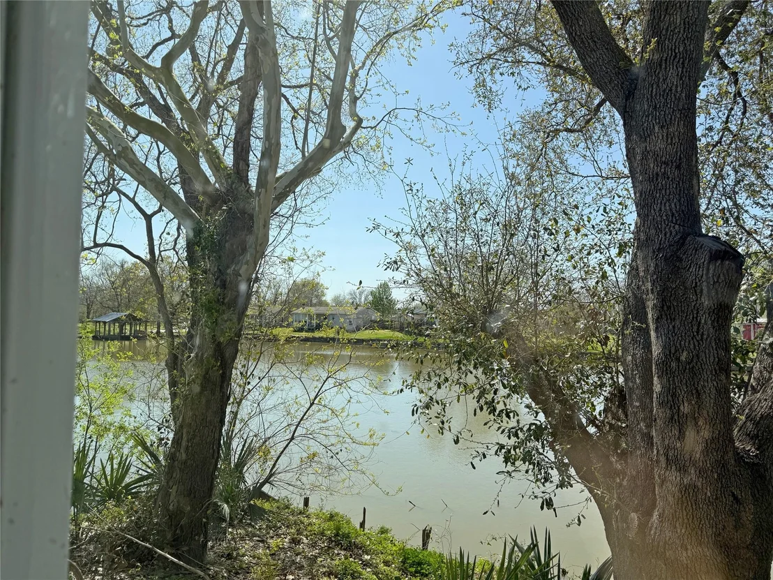 Photo of 585 River Oaks Drive