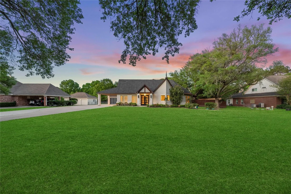 Photo of 2911 S Saddlebrook Lane