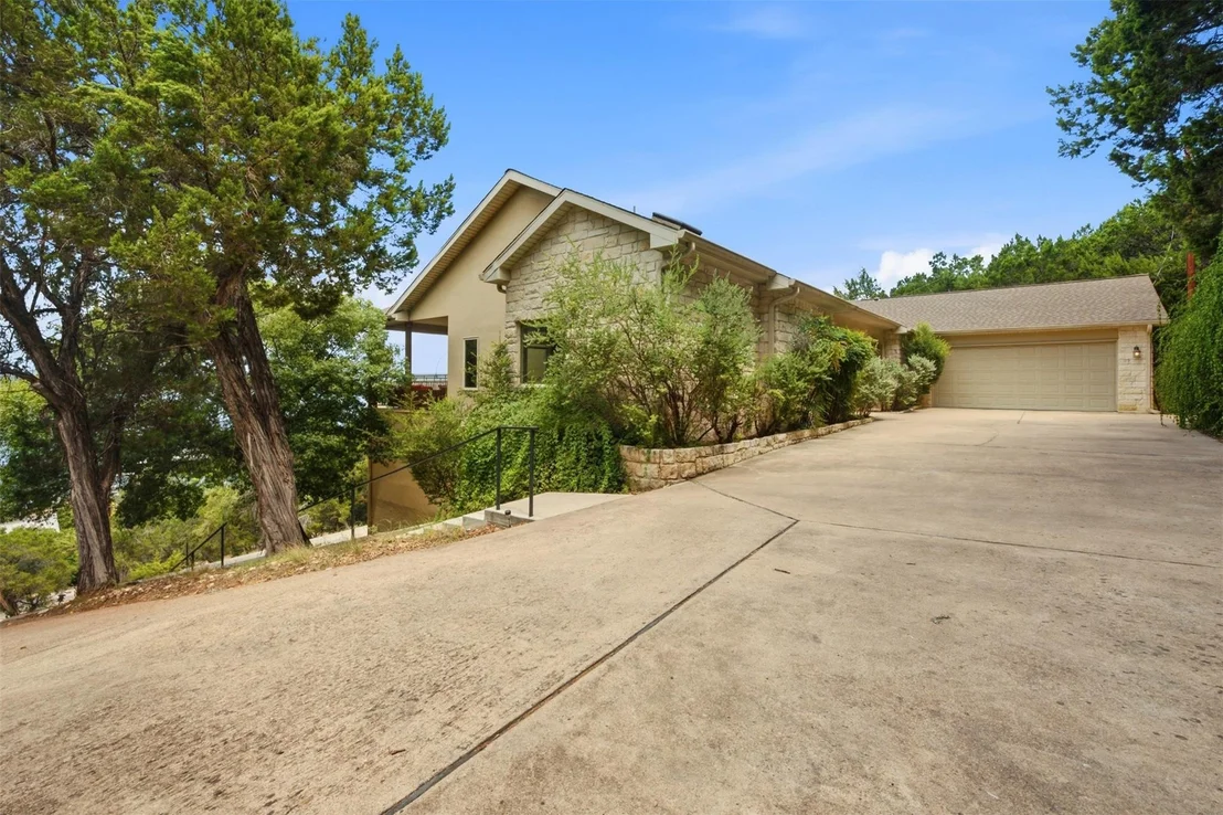 Photo of 6103 Lakeshore Drive