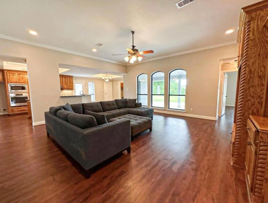 Photo of 301 Williamsburg Avenue