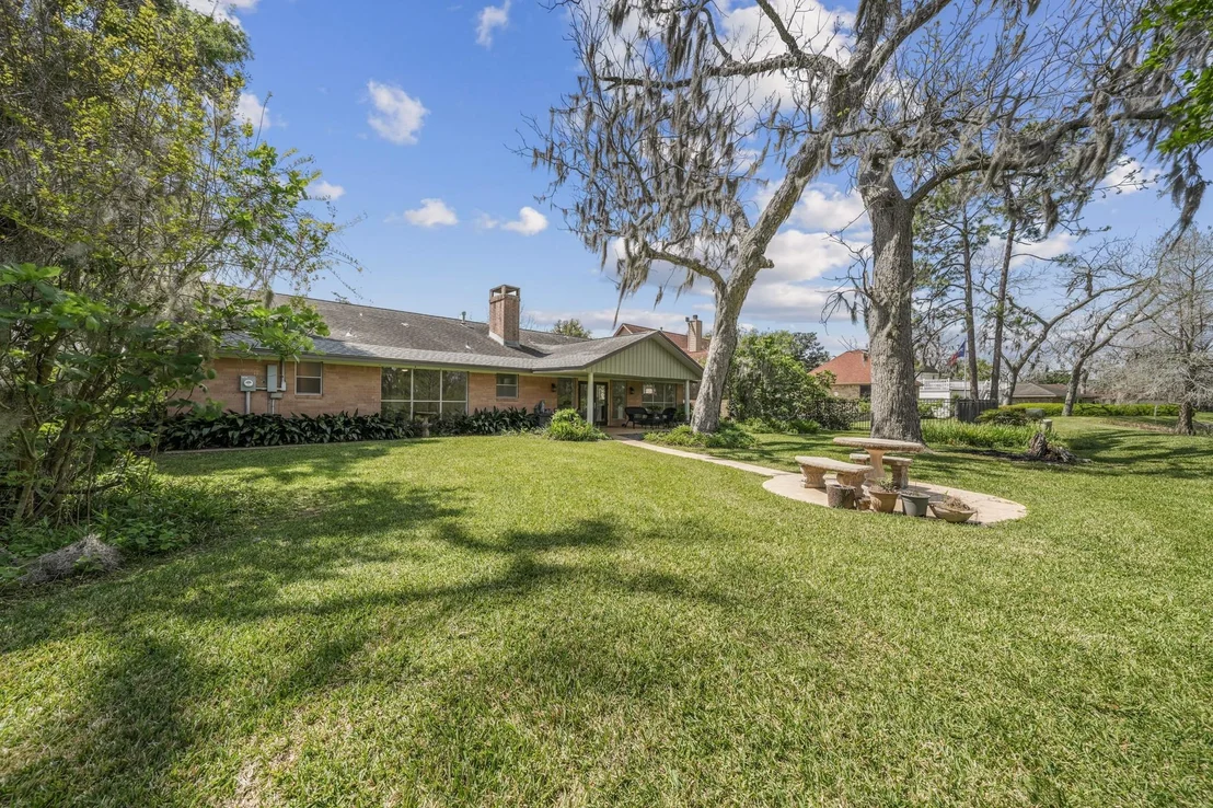 Photo of 2261 Riverside Drive