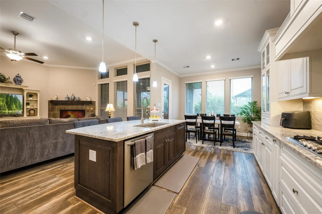 Photo of 915 Falcon Hollow Lane