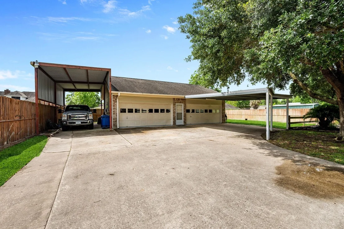 Photo of 302 River Oaks Drive