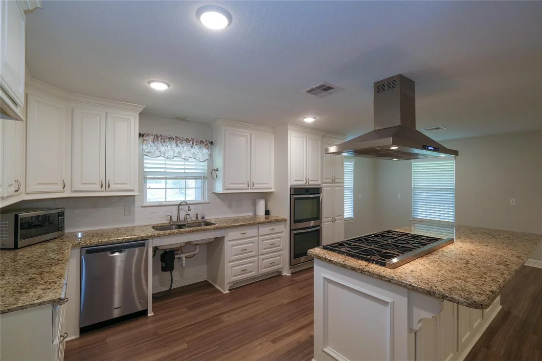 Photo of 915 Live Oak Drive