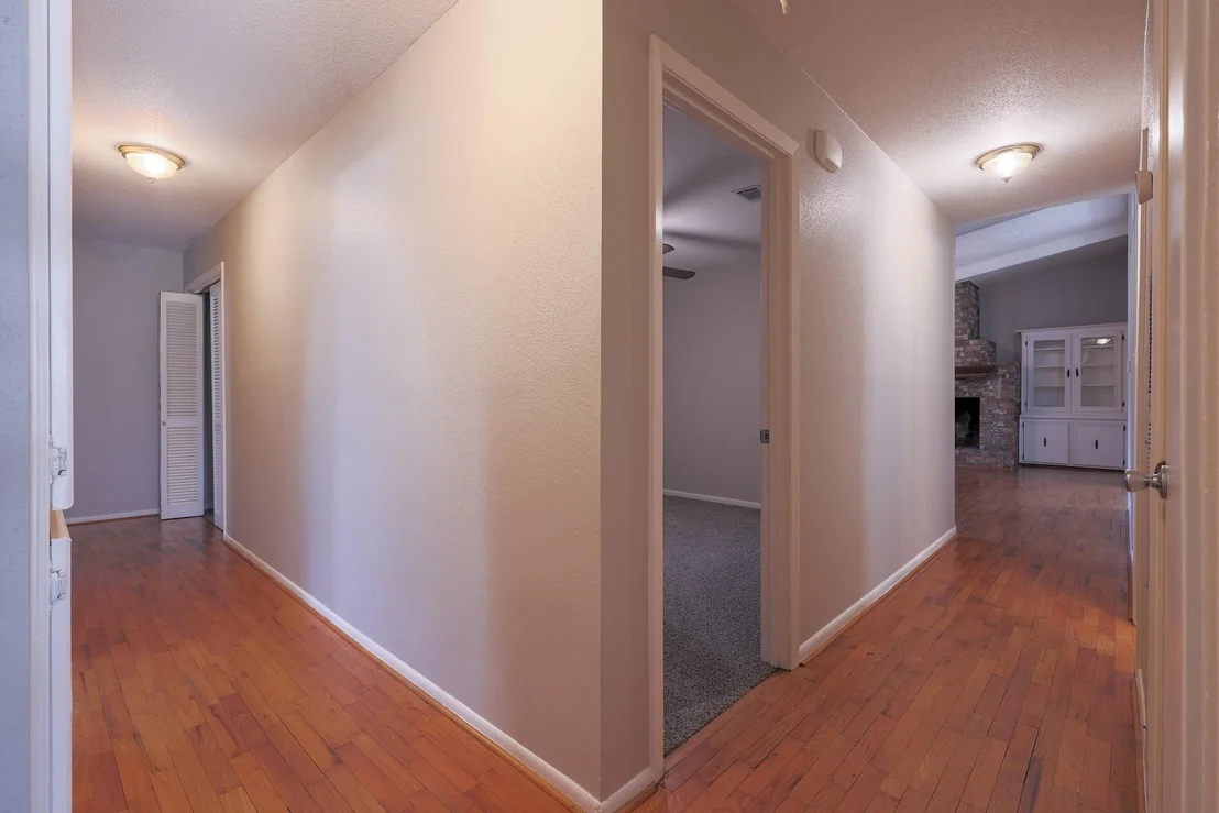 Photo of 20427 Lakeside Drive