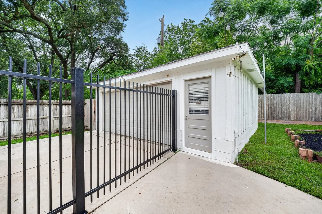 Photo of 5006 Creekbend Drive