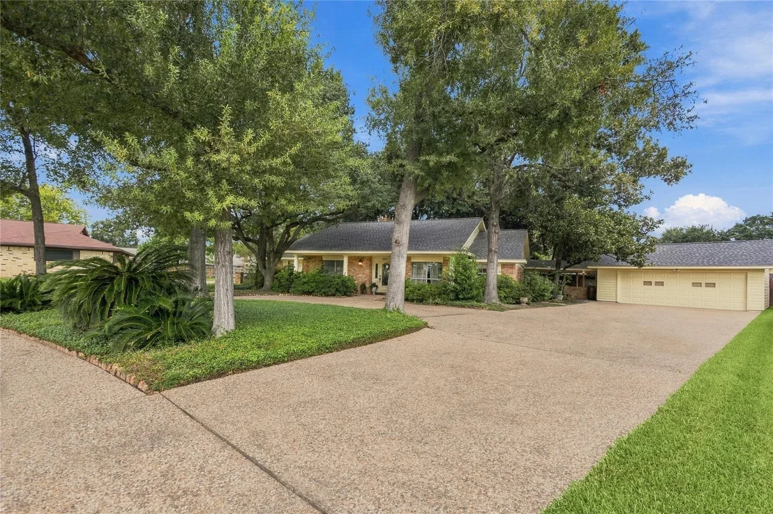 Photo of 203 Ballantrae Lane