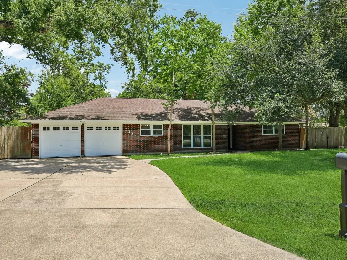 Photo of 2921 Oak Drive