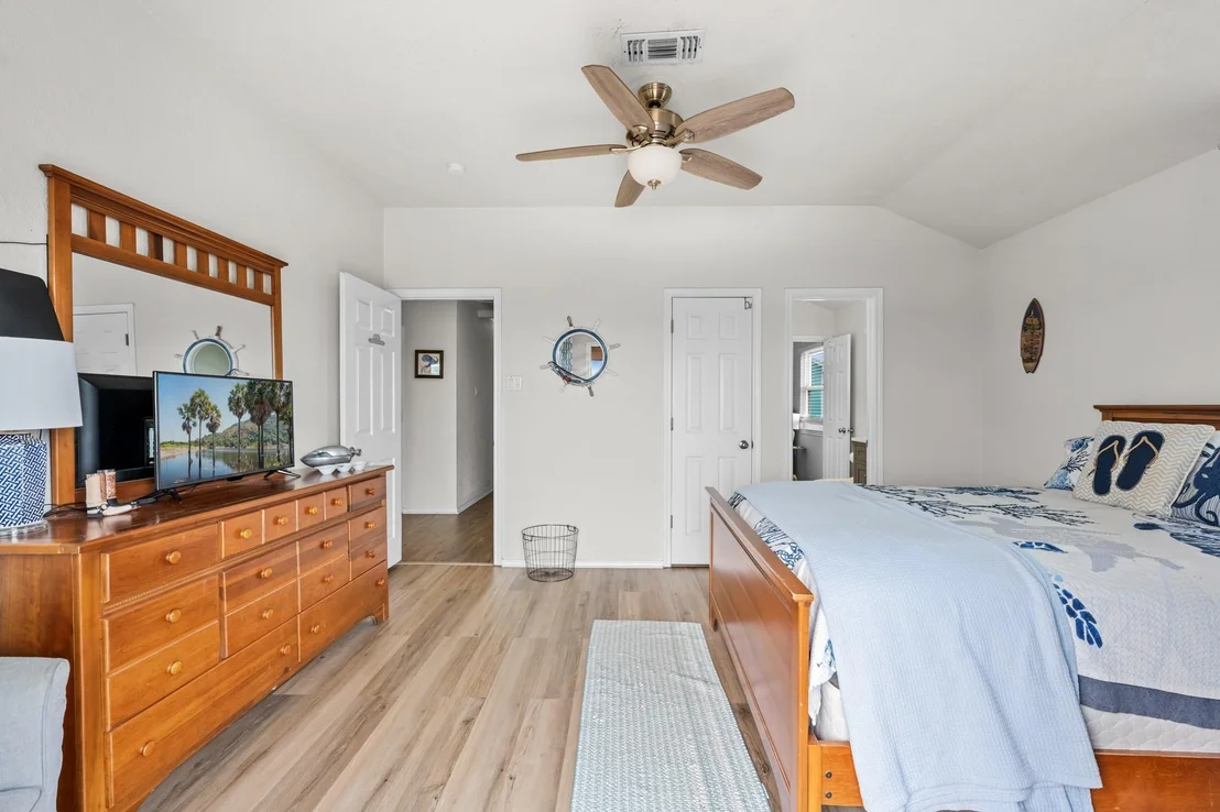 Photo of 125 Bay Avenue