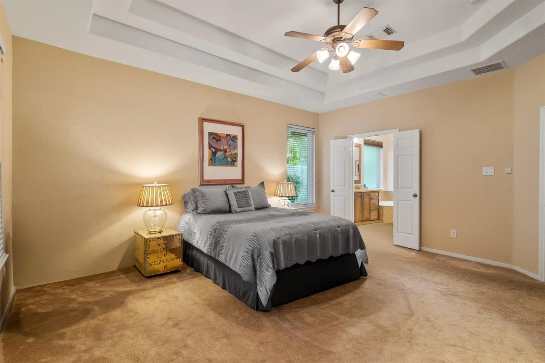 Photo of 122 S Evangeline Oaks Circle