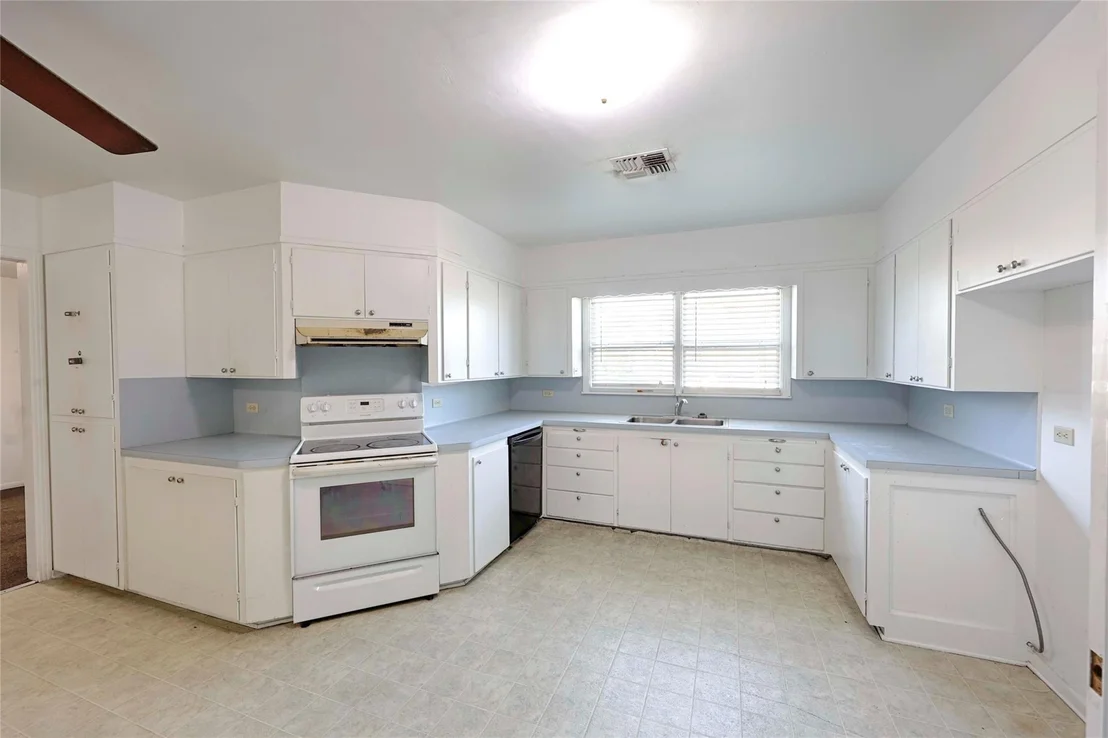 Photo of 122 Ave E