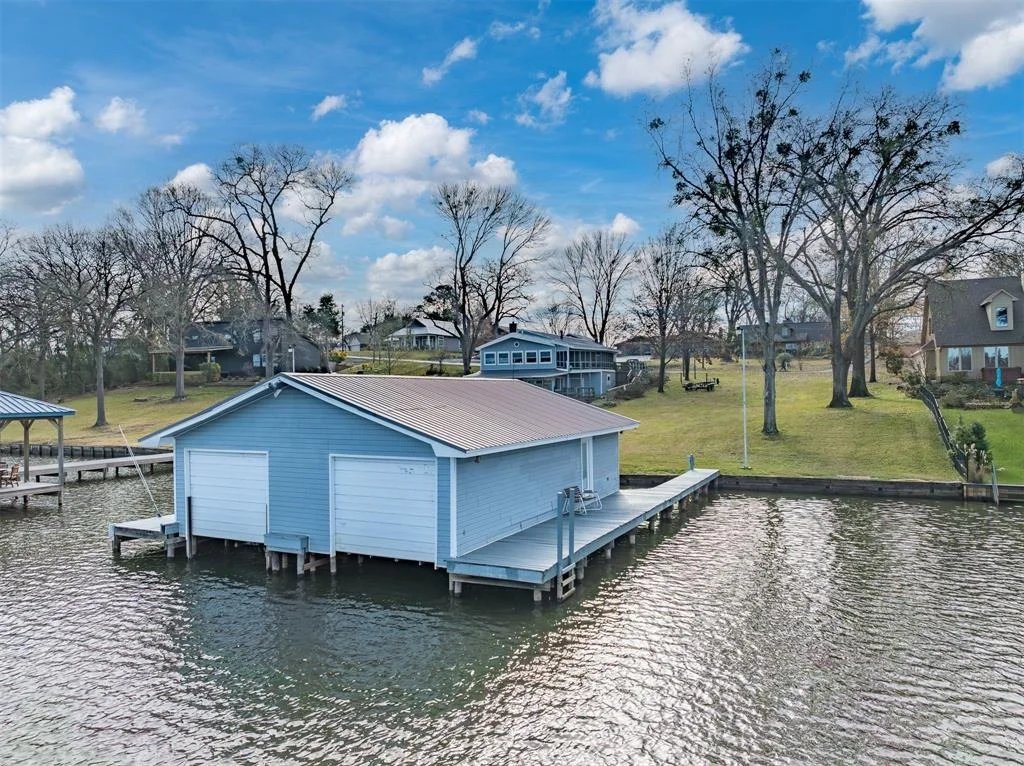 Photo of 15490 Lakeside Drive
