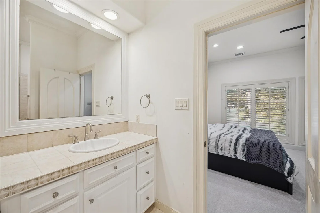 Photo of 47 N Regent Oak