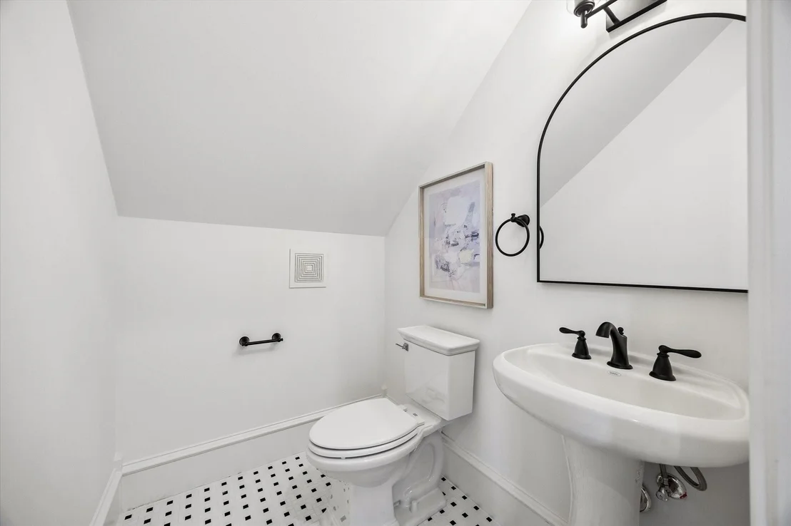Photo of 705 W 9th Street