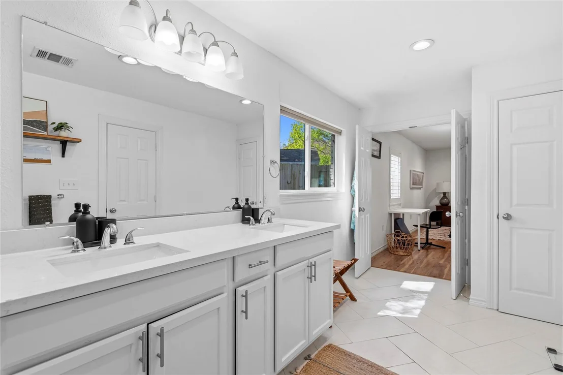 Photo of 102 Enchanted Oaks Court