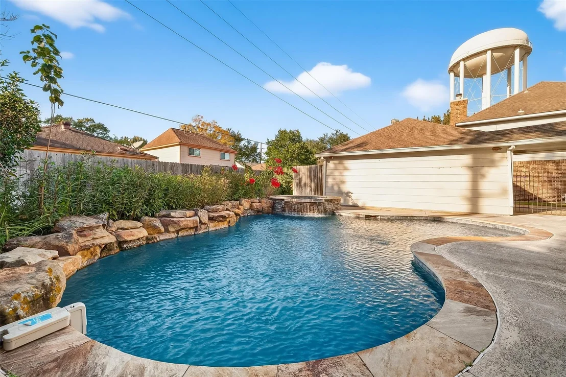 Photo of 906 Crossfield Drive