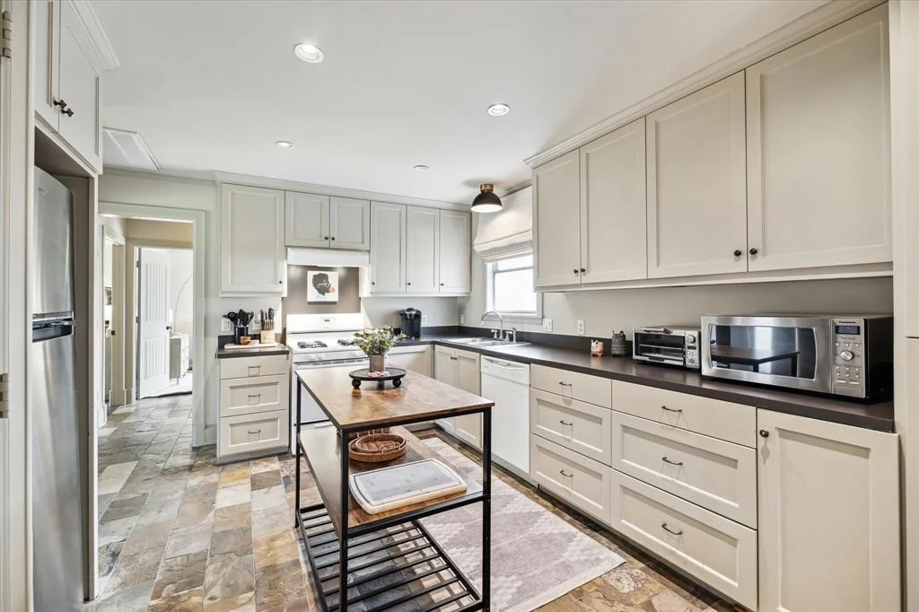 Photo of 2103 Du Barry Lane