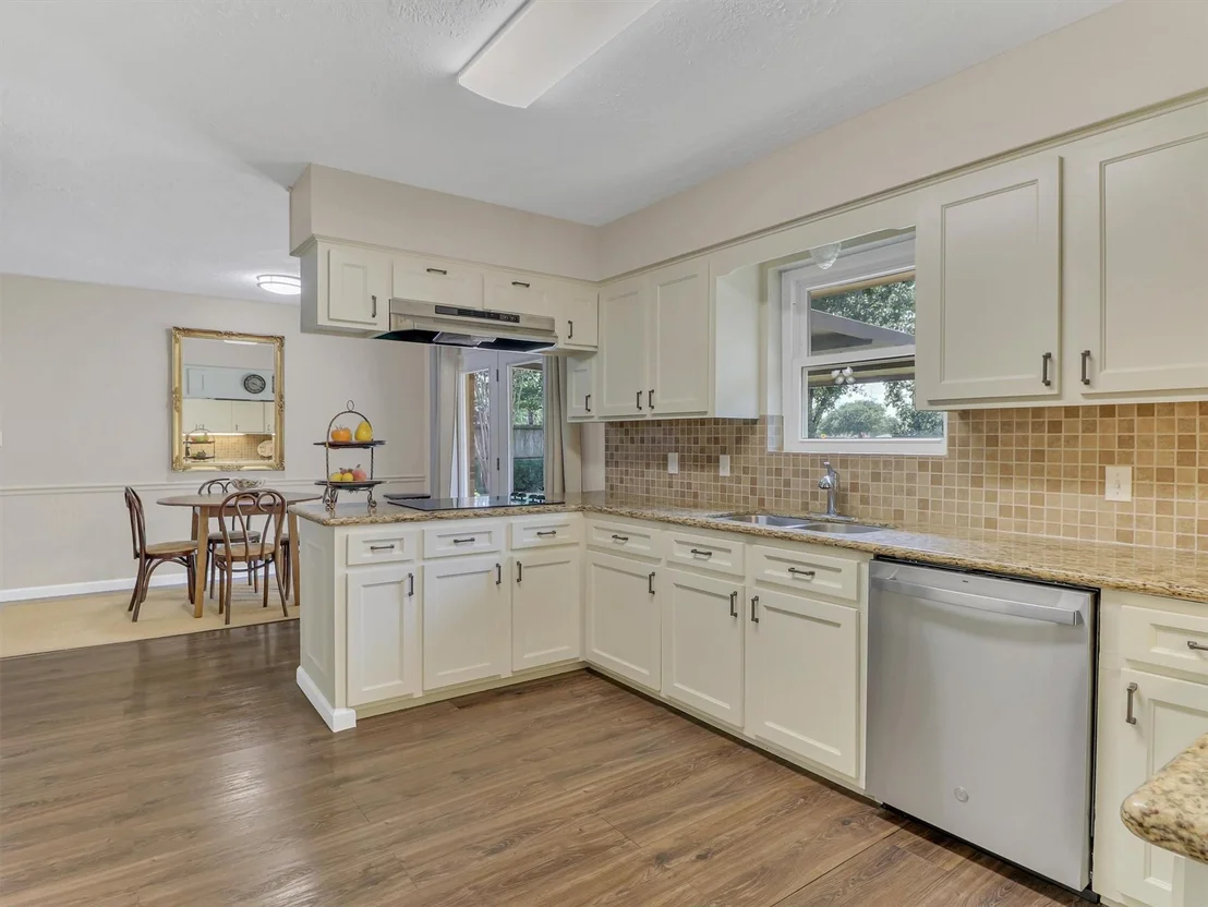 Photo of 805 Bluebonnet Lane