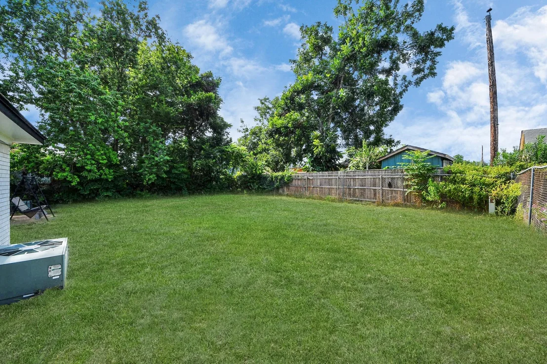 Photo of 1102 Helms Road
