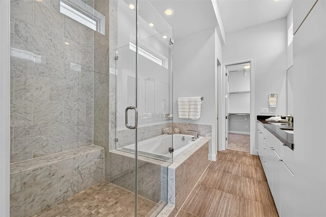 Photo of Unit B at 1205 Jackson Boulevard