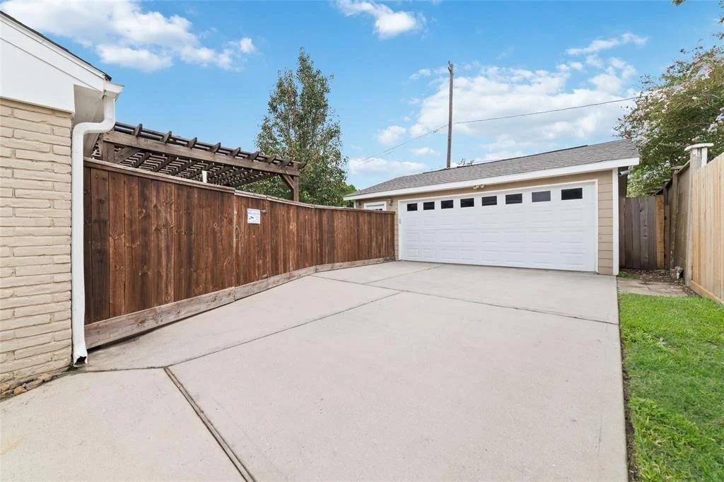 Photo of 5747 Willowbend Boulevard