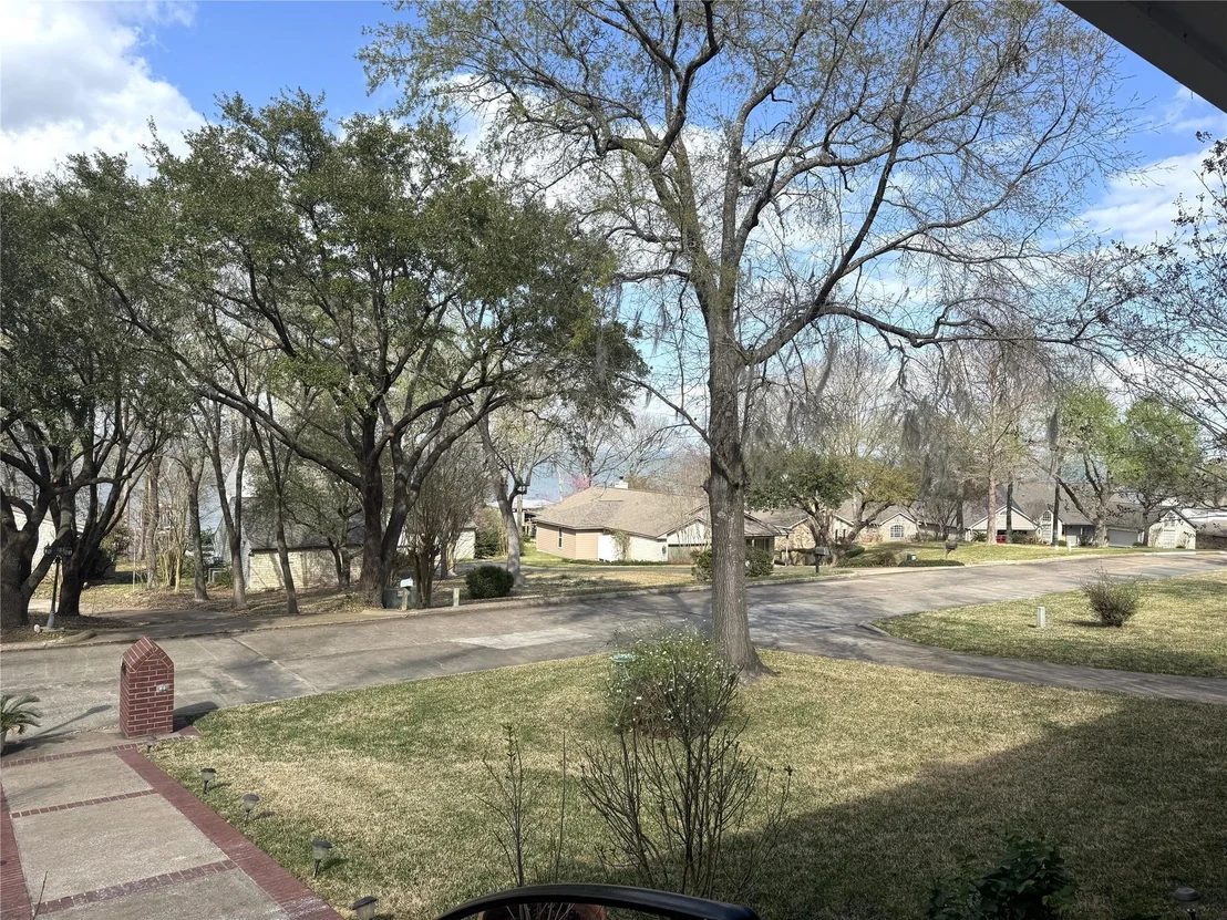 Photo of 220 Lake Oaks Boulevard