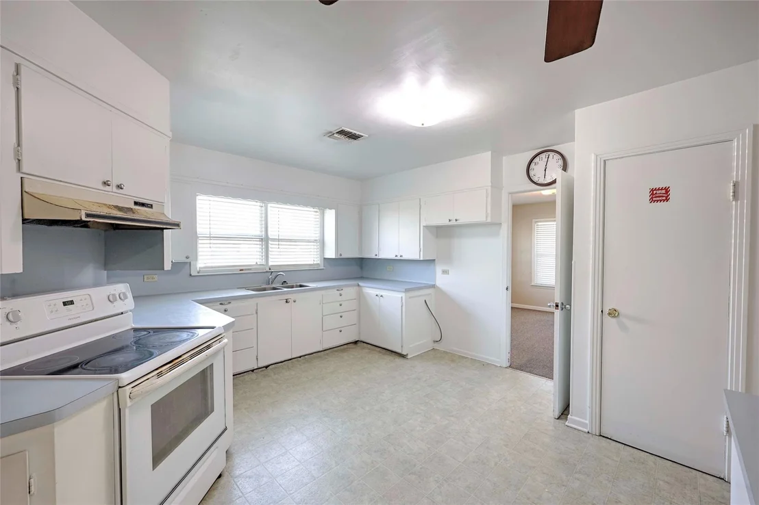 Photo of 122 Ave E