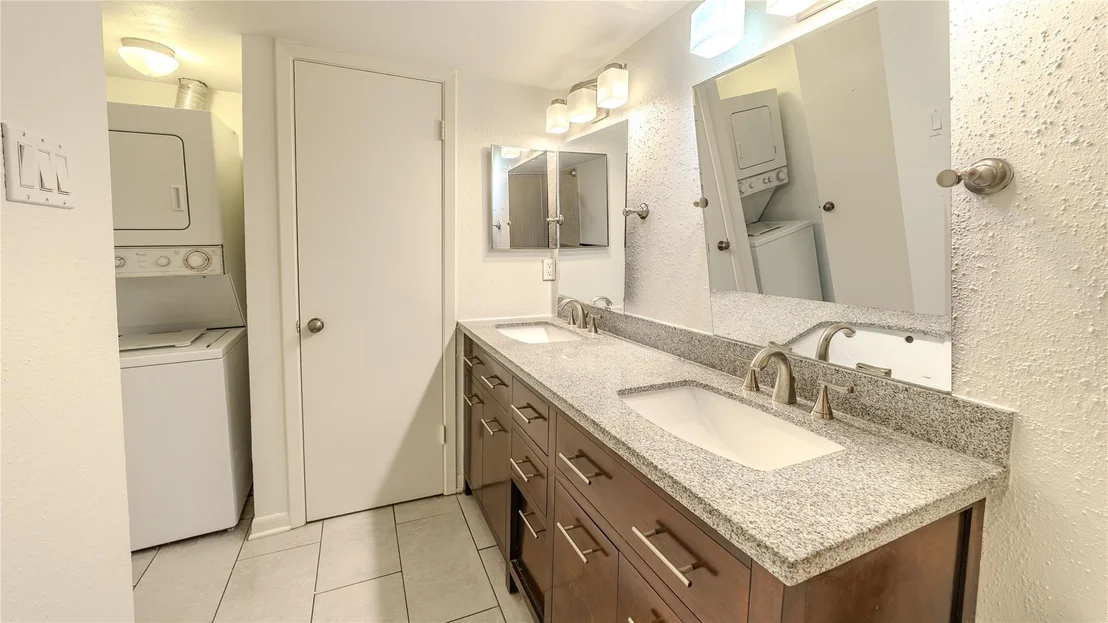 Photo of Unit 103 at 7575 Katy Freeway
