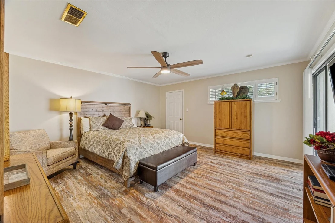 Photo of 10902 Mullins Drive