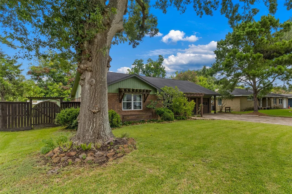 Photo of 1413 Lawn Drive