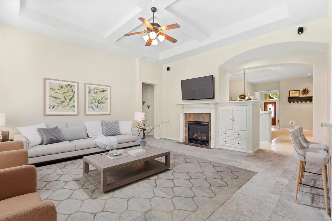 Photo of 122 S Evangeline Oaks Circle