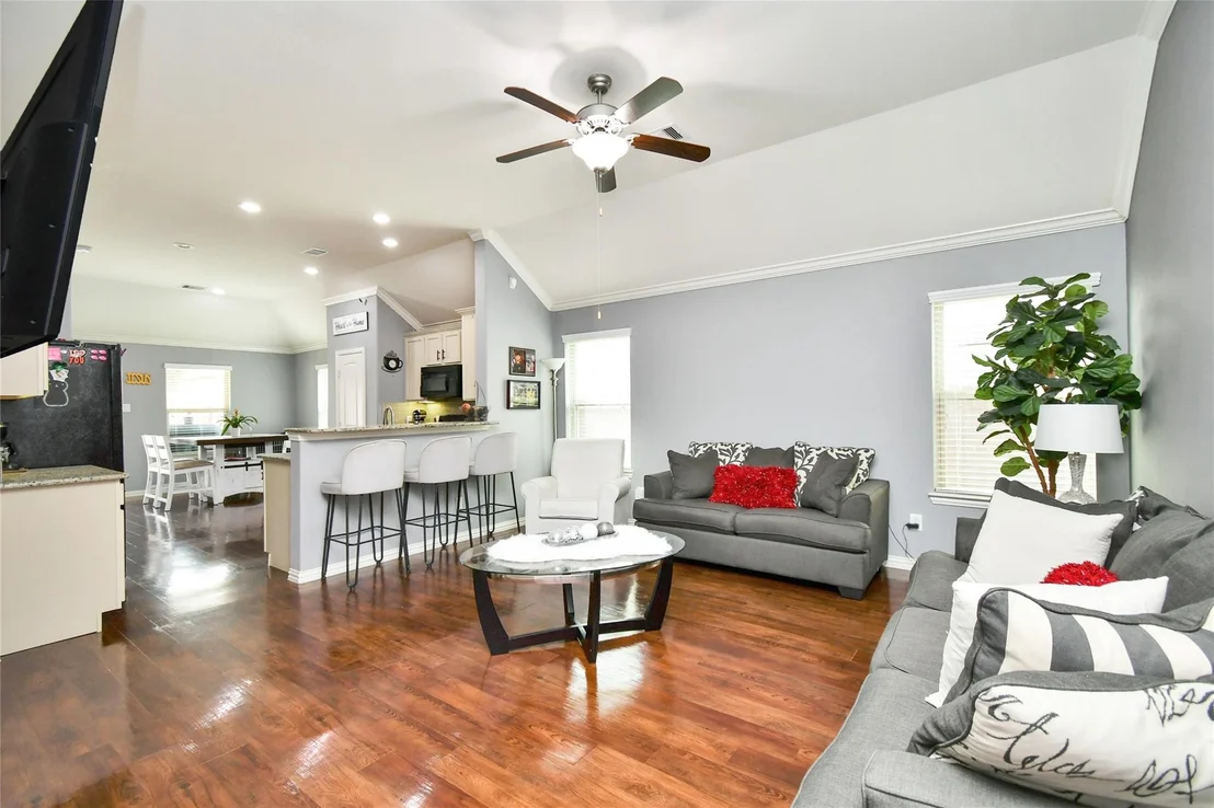 Photo of 652 Maple Point Drive E