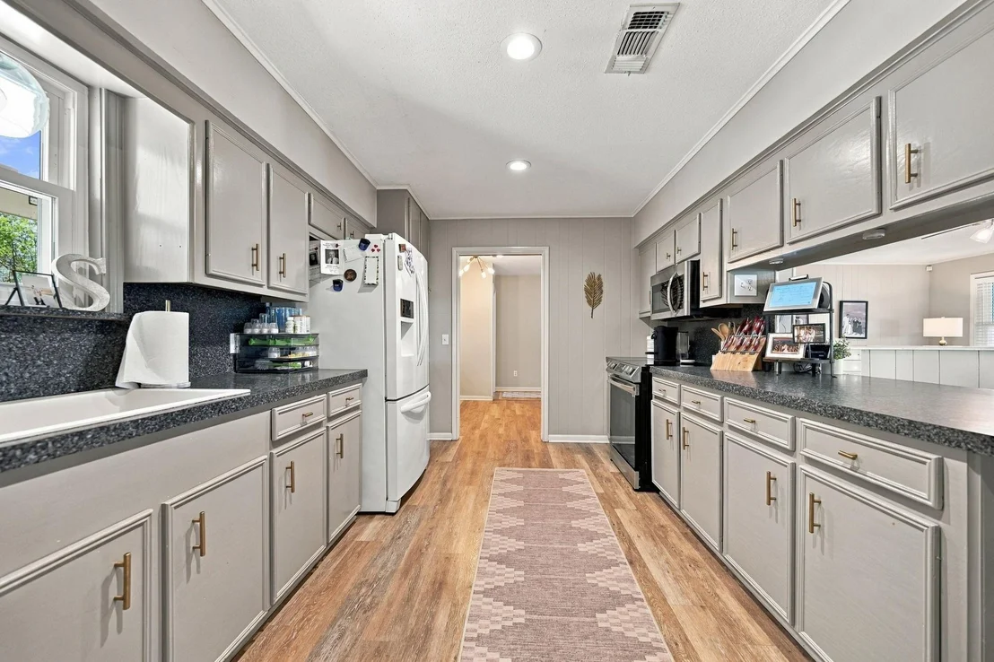Photo of 100 N Oak Drive