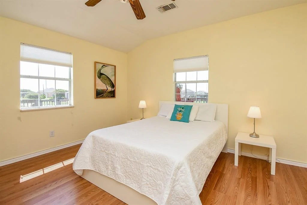 Photo of 1039 Bayview Drive