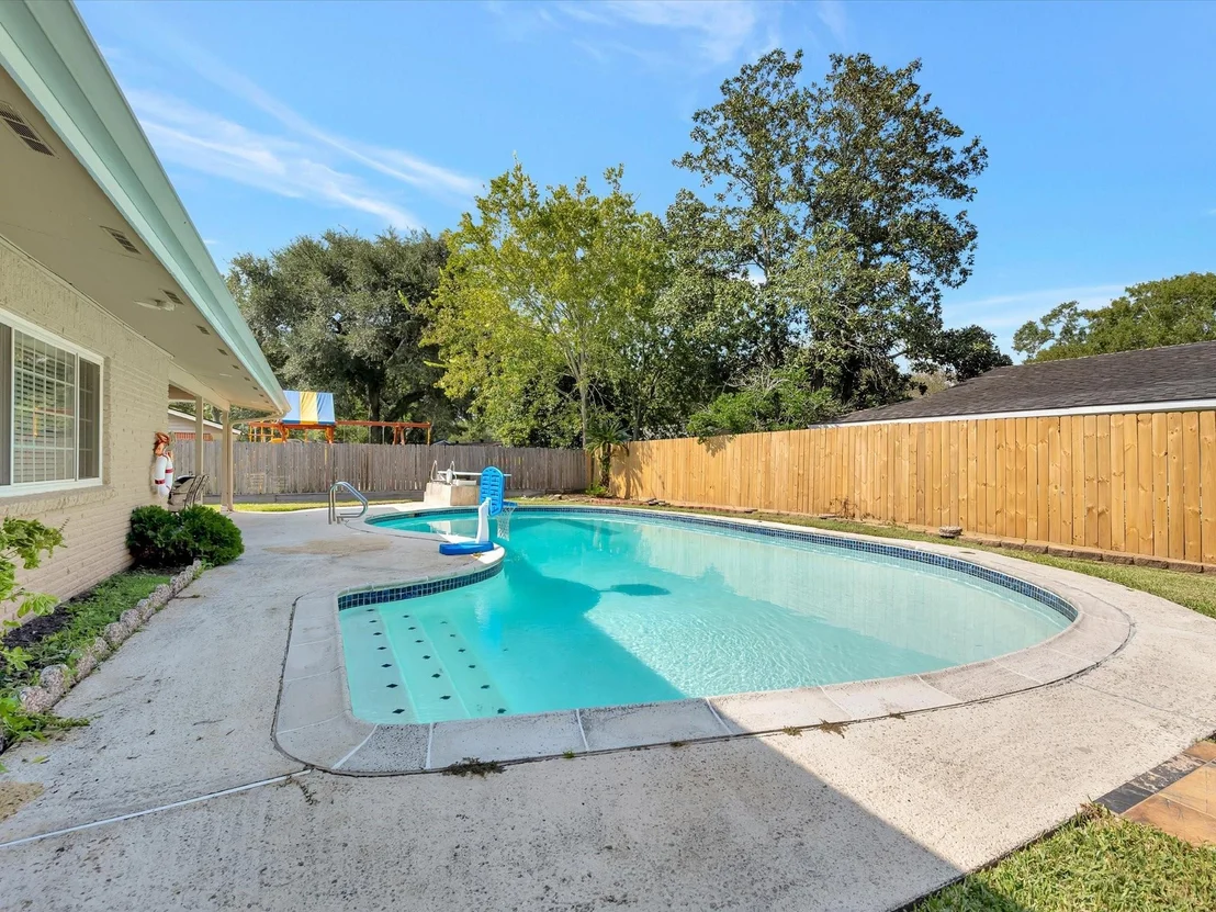 Photo of 1615 Redway Lane
