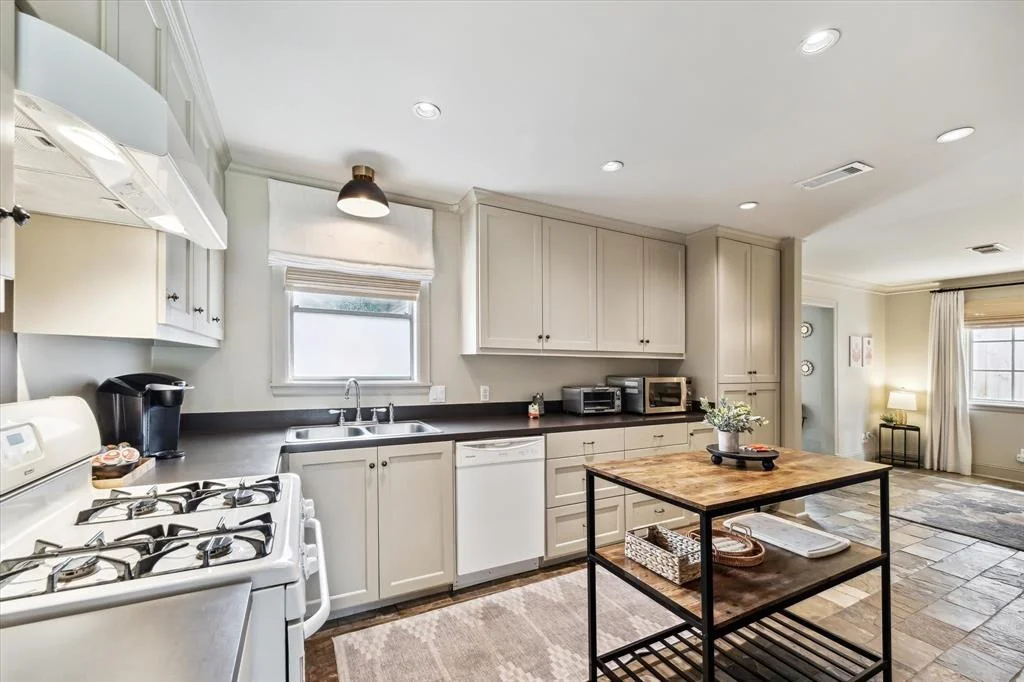 Photo of 2103 Du Barry Lane