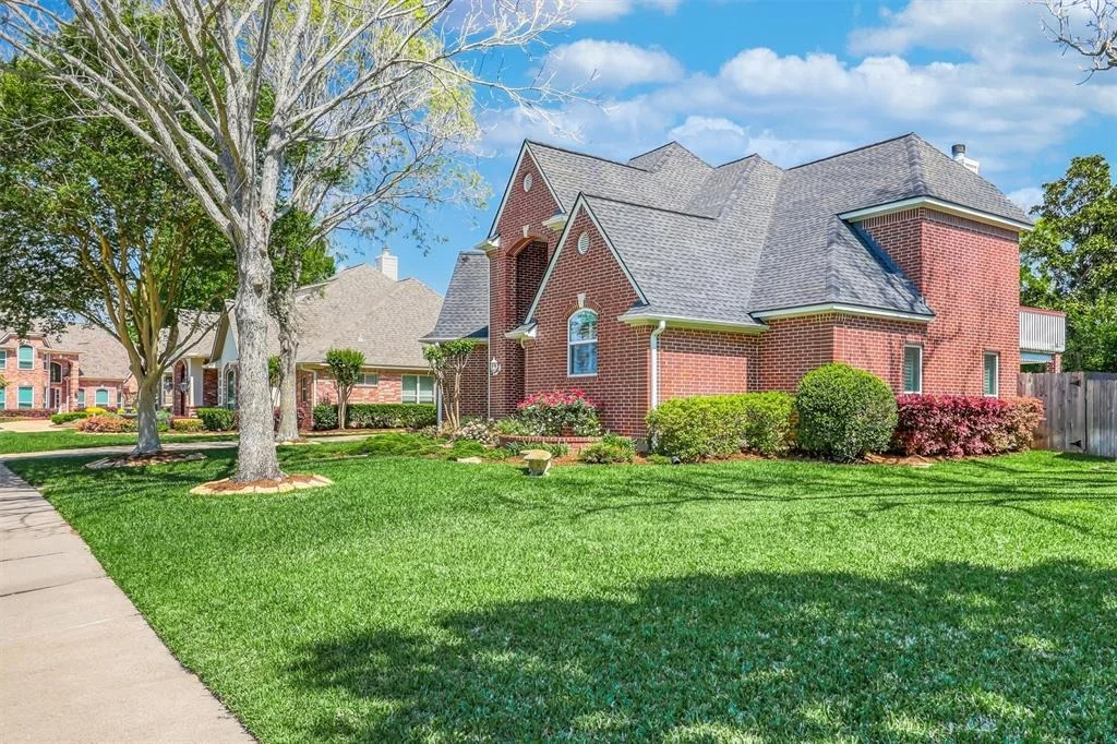 Photo of 2114 Summerland Drive N