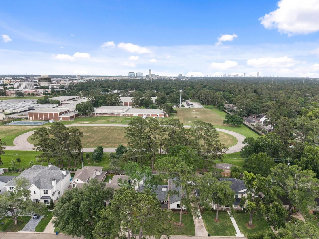Photo of 842 W Forest Drive