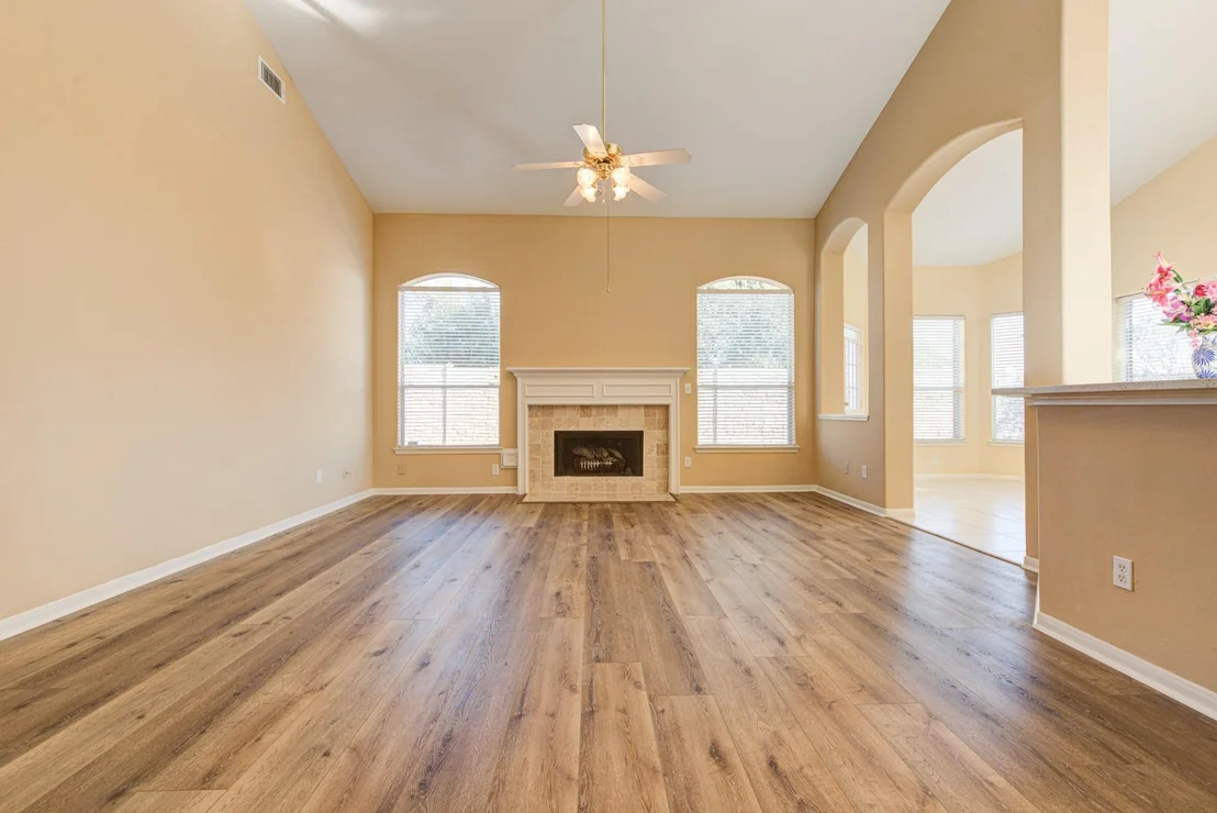 Photo of 18418 Lakeview Circle