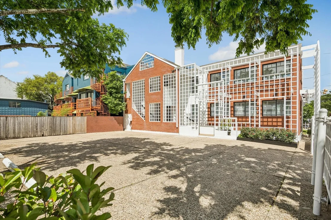 Photo of 2402 Commonwealth Street