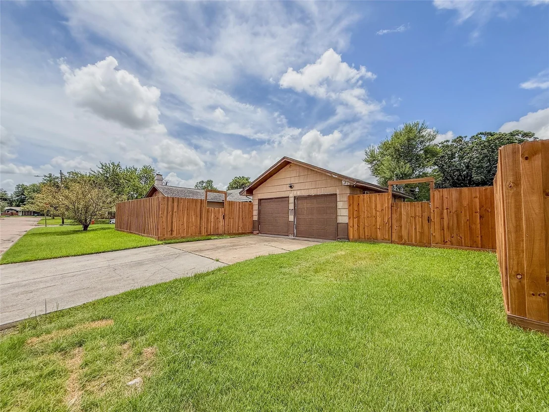 Photo of 3321 Tanglebriar Drive