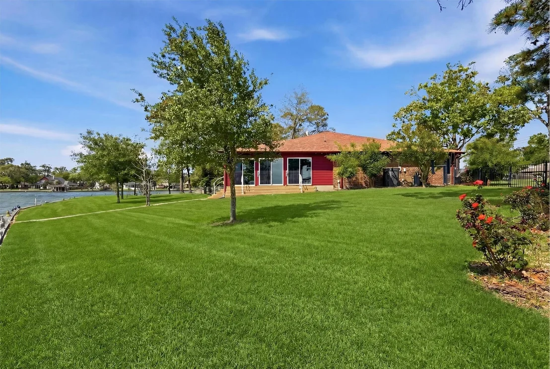 Photo of 18327 Shoreline Drive