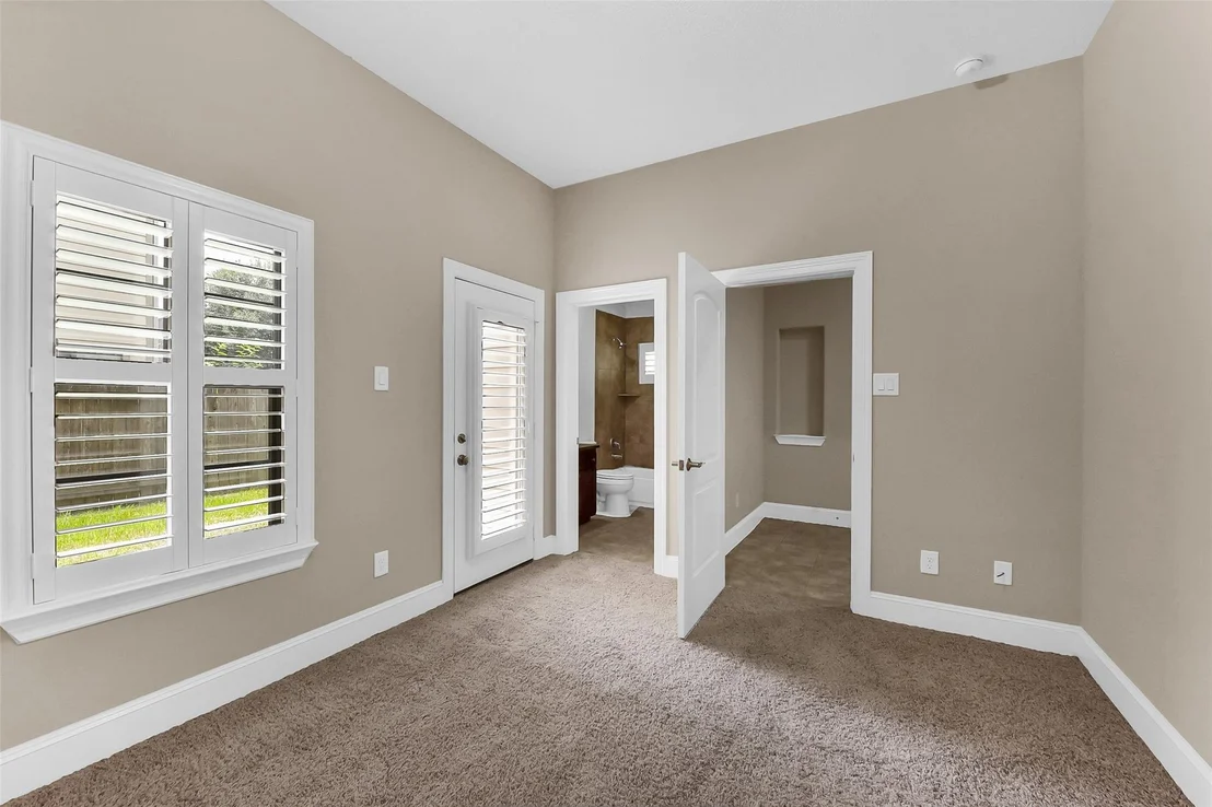 Photo of 905 Garden Oaks Trace