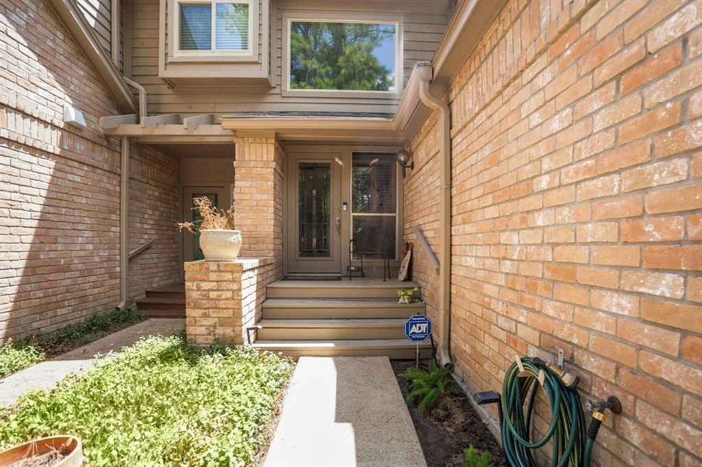 Photo of 33 N Lakeridge Circle