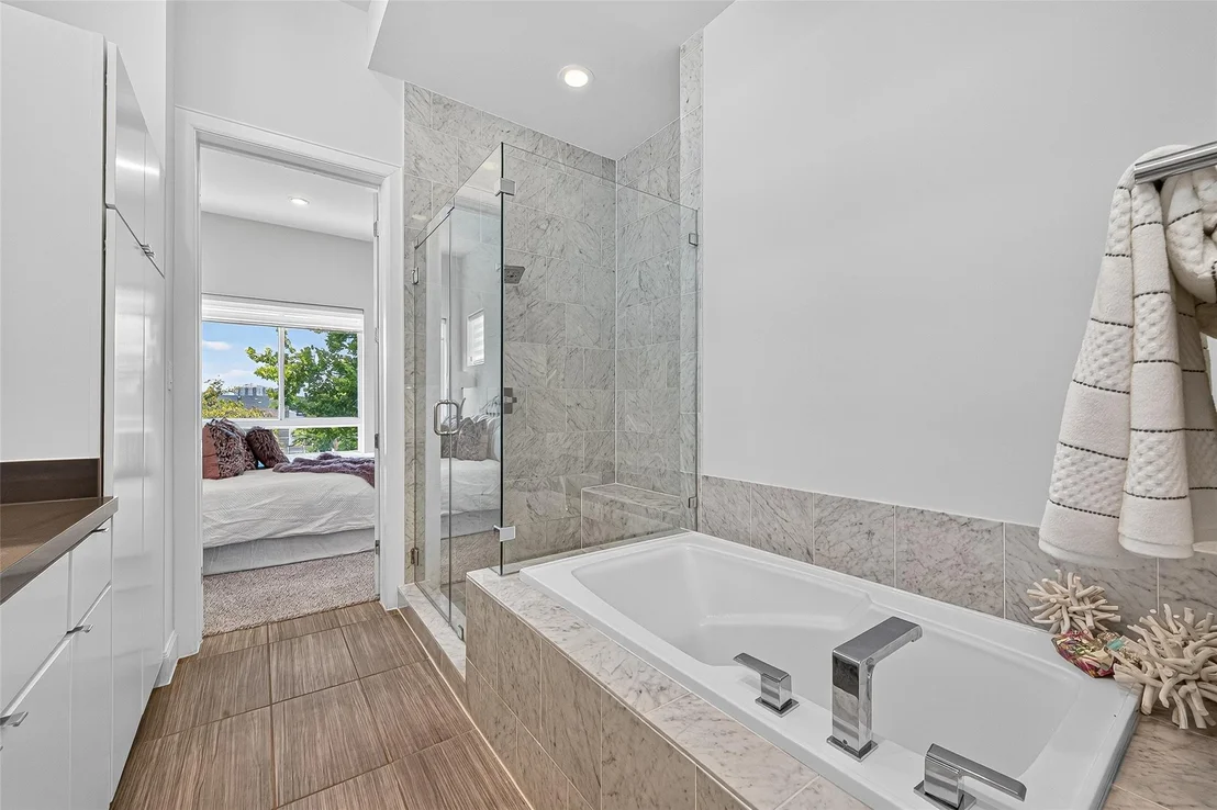Photo of Unit B at 1205 Jackson Boulevard