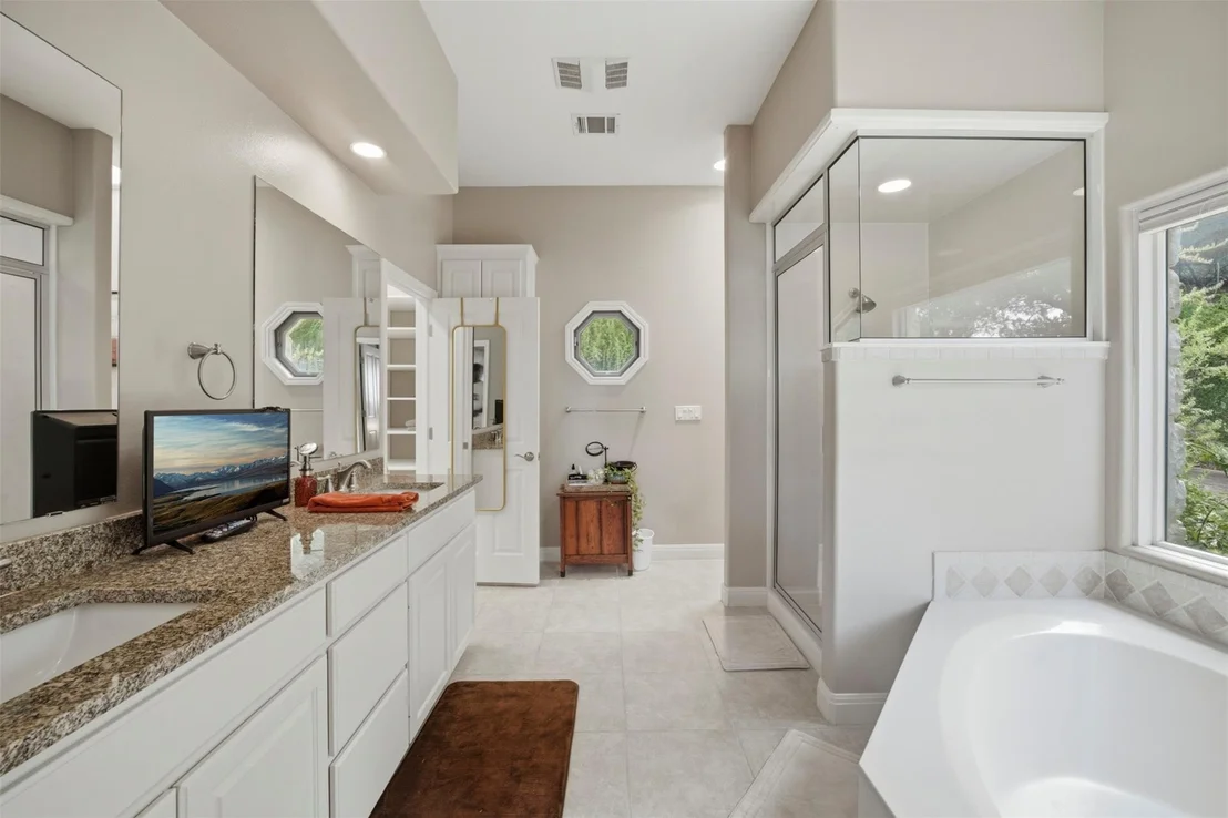 Photo of 6103 Lakeshore Drive