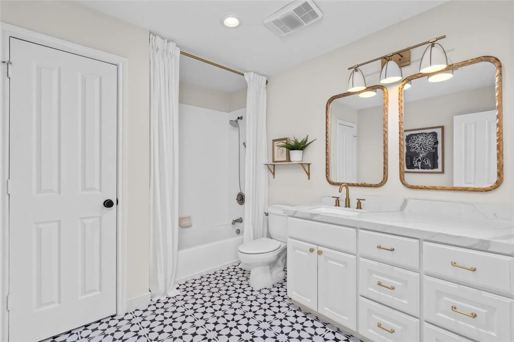 Photo of 854 W Forest Drive